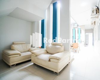 Indah Residence Syariah Mitra RedDoorz - Jakarta - Living room