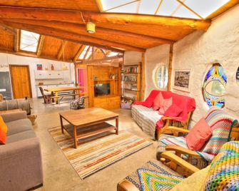 Pilliga Pottery Creative Farmstay - Coonabarabran - Living room