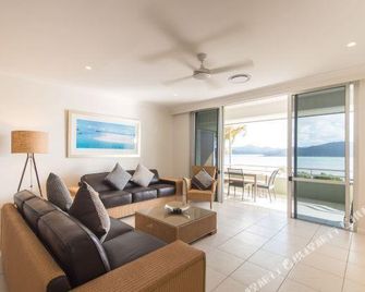 Hamilton Island Holiday Rentals - Lagoon 202 - Hamilton Island - Вітальня