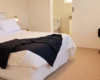 Spacious Stylish Group Stay Sleeps 12 5bed3Bath - Sale