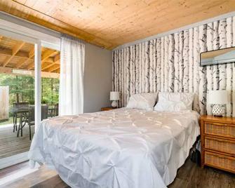 Renovated 3 Bedroom 2 minute walk to the Beach! WhiteCaps - Sauble Beach