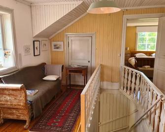Charming 6 bedroom House & Horse Farm - Sleeps 12 - Avesta - Obývací pokoj
