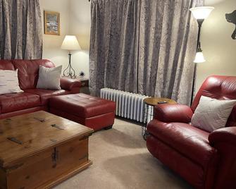 Cozy Berkshire cottage with fireplace. - Pittsfield - Living room