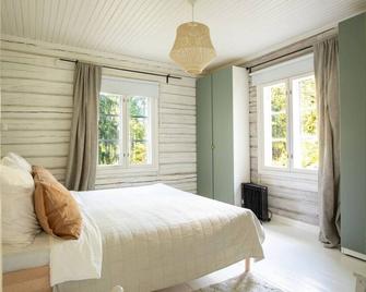 Beautifully renovated lakeside red cottage - Salo - Soveværelse