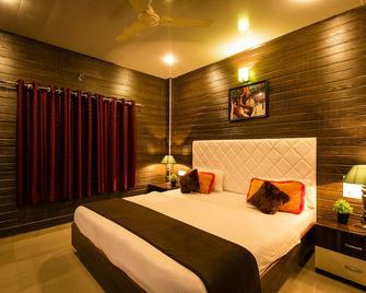 Sai Atithi Resort - Shirdi - Bedroom