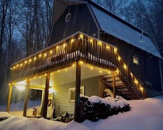 Mandy's Mountain Chalet - East Dover - Building