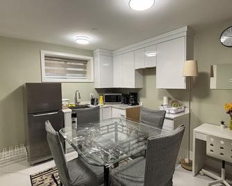 Private Bachelor Suite Close to Downtown, Walking Distance to PNE, Playland, - Vancouver - Küche