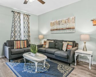 3 Bedroom Townhome 87B, one block to beach, close to casinos, & attractions - Gulfport - Living room