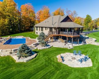 Discover Tranquility: Luxurious 7-Bedroom Lakeside Resort Home in Kawartha - Buckhorn - Piscina