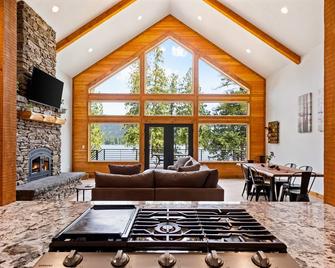Gorgeous riverfront home with fireplace, fast WiFi, central AC, & washer/dryer - Priest River - Sala de estar
