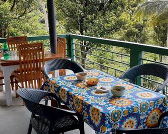 Ideal getaway for nature and outdoor lovers. 3km from Hunnas Falls Waterfall - Elkaduwa - Balcony