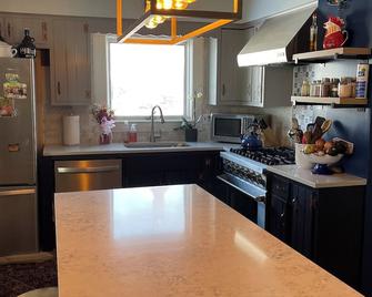 An antique, hundred year old colonial house with beautiful architectural details - Burlington - Kitchen