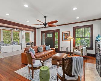 Stroll to Park Avenue from Vintage Lake-View House - Winter Park