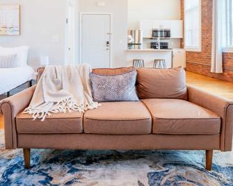 Jennifer's Historic Brick Riverfront Lof - Providence - Living room