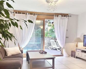 Charming 50m2 apartment for two people - ideal for curists and hikers - Saint-François-Longchamp - Living room