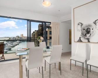 Marina Views Free Parking Beachside & Seaview - Glenelg - Dining room