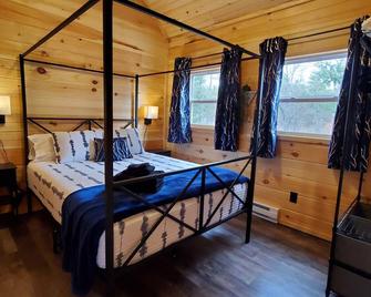 Longcrow Inn, The Cozy Cabin In The Woods Pet Friendly - Wisconsin Rapids - Ložnice
