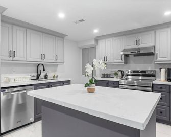 Urban Haven: 2br/2ba+office, Kitchen, Dining - Newcastle - Kitchen