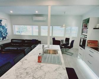 Coromandel Town Harbourside Cottage Luxury Accommodation - Coromandel - Sufragerie