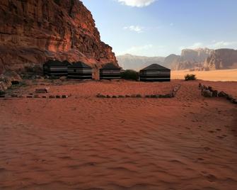 Wadi Rum Desert Tours Camp - Al Quwayrah - Patio