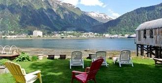 Beachside Villa Luxury Inn - Juneau - Patio