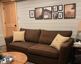 Cozy 4-Season Riverfront Cabin Near Manning Park – Sleeps 10 with Private Beach - Manning Park - Living room