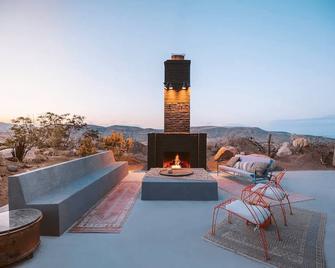 Stairway To Heaven 2 Luxury Artist Homes - Pioneertown - Balcón