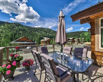 White Pines Chalet: Stunning, Pet friendly, 4BDRM Chalet w/Private Hot tub. - Sun Peaks - Balcon
