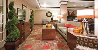 Holiday Inn Express & Suites Ogden - Ogden - Oturma odası