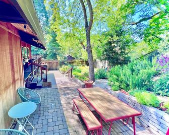 Artist Retreat In The Best Part of Sonoma's Wine Region With private Hot Tube - Glen Ellen - Patio