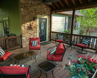 Coosawattee-2 King Beds, Hot Tub, Pool Table, Fire Pit, Arcade, Resort Amenities - Ellijay - Patio
