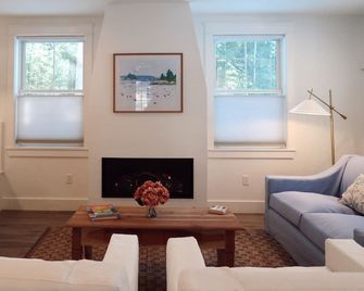 Cobbossee View Cottage - Manchester - Living room
