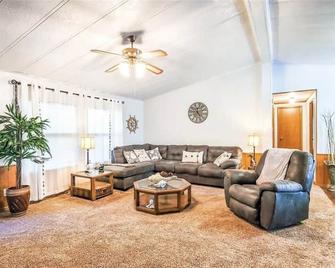 Secluded Lake Eufaula Getaway - McAlester - Living room