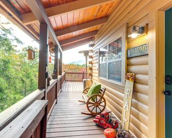 Wanderlust Cabin with Deck and Lovely Mountain Views - Brasstown - Balcony
