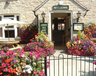 The Walnut Tree Inn - Warminster - Außenansicht