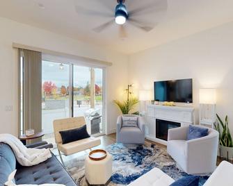 New townhome next to Eagle Point Golf Course, with grill, patio, and WiFi - Eagle Point - Living room