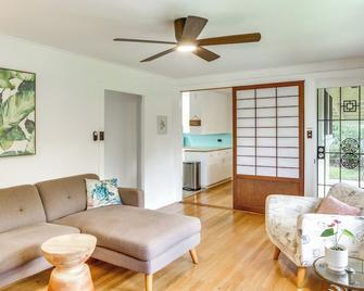 Charming Historic Hilo House Minutes To Beach! - Hilo - Wohnzimmer