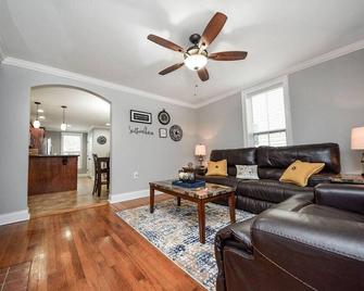 Historic District - Lee University - Cleveland - Living room