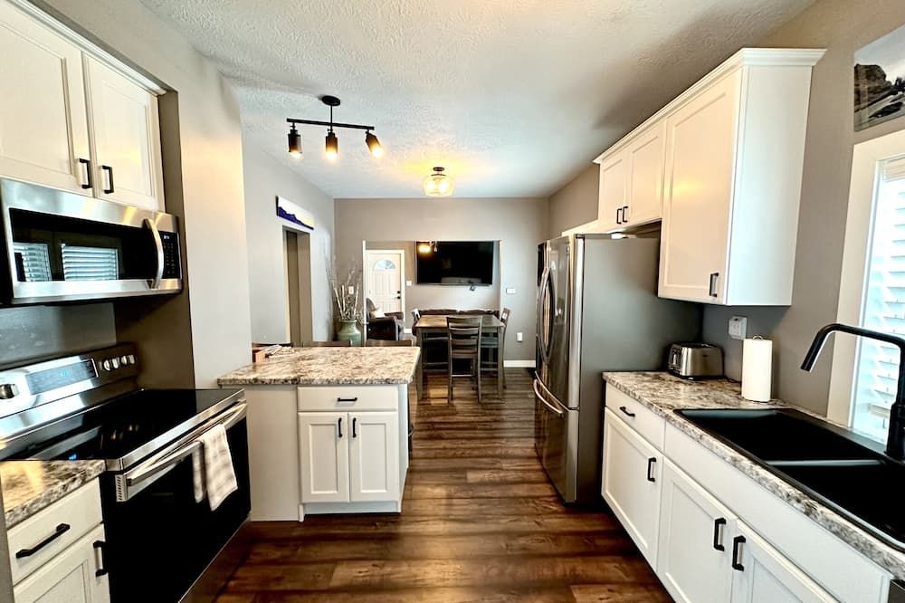Cozy, 2-bedroom vacation home. 1 mile to DT: Hot Tub, 86' TV, Golf & Fenced Yard - Sioux Falls - Cocina