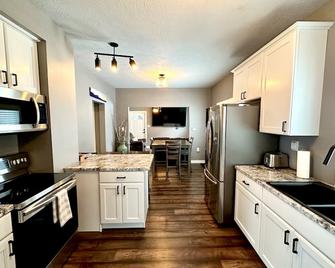 The Lounge 2 bedroom home near Sanford/Downtown - Sioux Falls - Kitchen