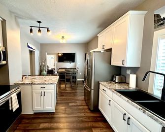 Cozy, 2-bedroom vacation home. 1 mile to DT: Hot Tub, 86' TV, Golf & Fenced Yard - Sioux Falls - Cocina