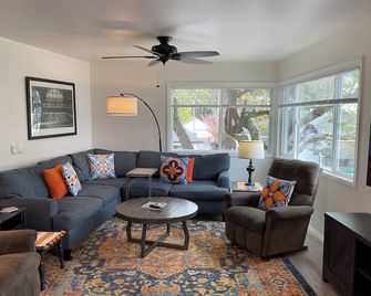 Relaxing 3BR Family Get Away Walk to Santa Cruz Beach Boardwalk - Santa Cruz - Sala de estar