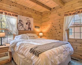 Rustic Rothbury Cabin with Resort Amenity Access! - Rothbury - Bedroom