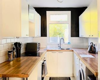 Charming Worsley Home with parking - Worsley - Kuchnia