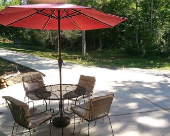 Creek side mtn cabin . Near hiking, waterfalls and lakes, golf. Pet friendly. - Pickens - Patio