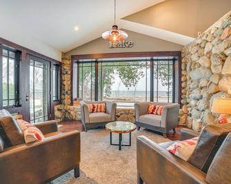 Upscale Earl Young Charlevoix Cottage with Deck! - Charlevoix - Sala de estar