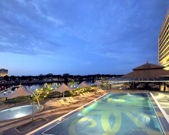 Grand Margherita - קוצ'ינג - בריכה