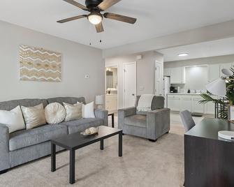 Brand New! Modern 1bd,1ba Hidden Gem W/King Bed, Patio, Fast Wifi & Free Parking - Springfield - Salon