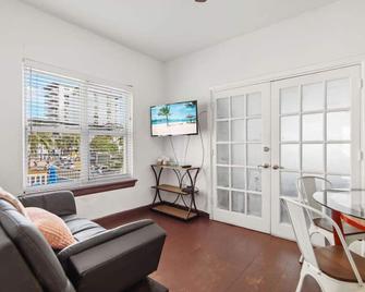 2 B/R w/Private Balcony, Heart of South Beach Deal - Miami Beach - Restaurant
