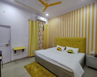 Yellow Inn Guest House - Lucknow - Bedroom